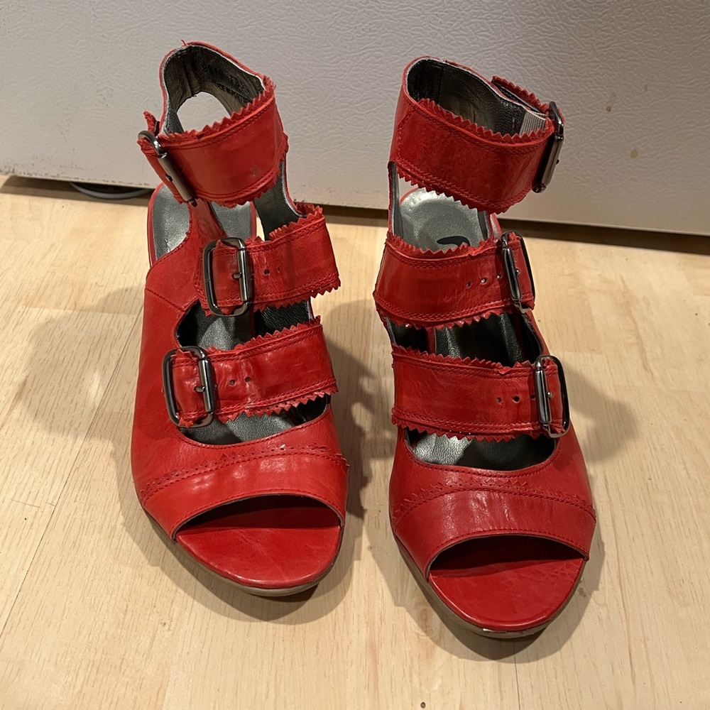Red Strappy Women's Fidji Shoes Size 39